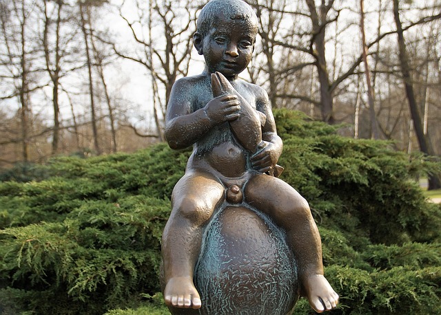 bronzová socha, chlapec, ryba