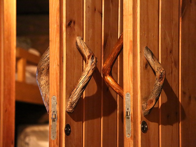 dřevěné dveře, dřevěné kliky