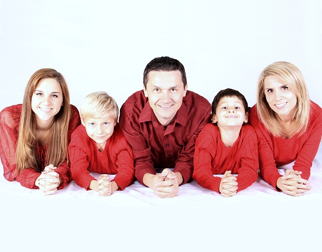 rodina, červené oblečení
