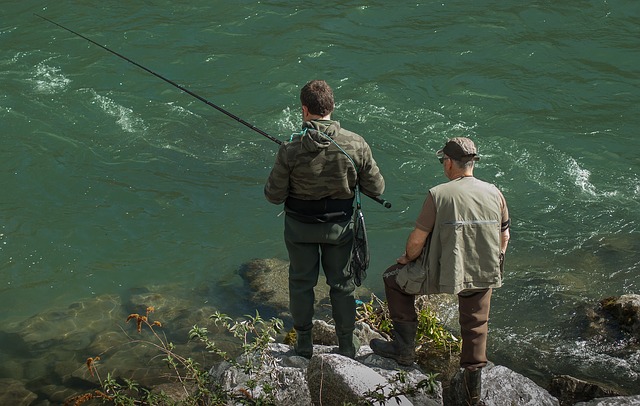 muži, řeka, rybaření
