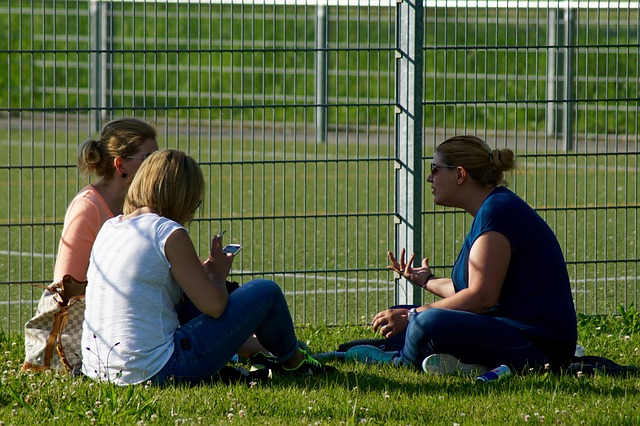 ženy, posed na trávě, plot