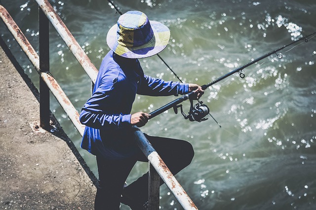 rybář na mostě