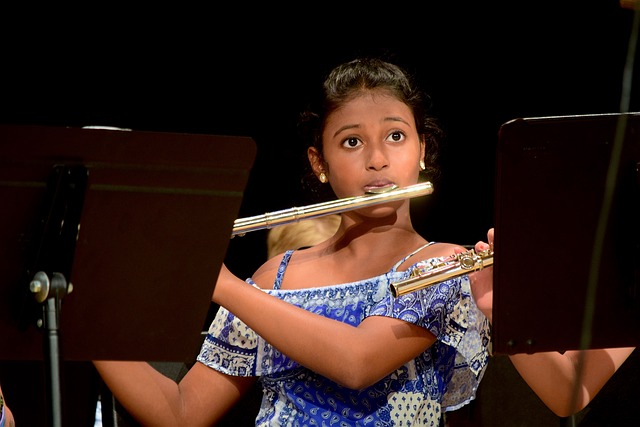 dívka s flétnou