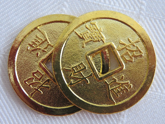 2 zlaté mince s dírou