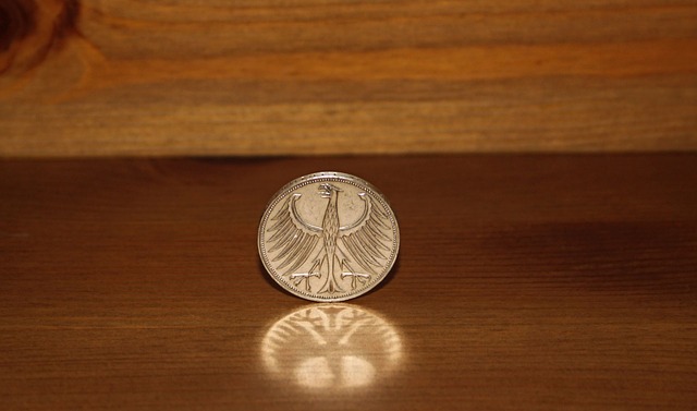 kovová mince na stole, orlice
