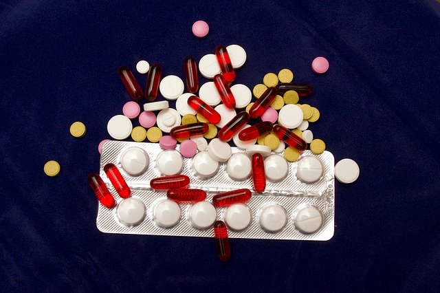 plato s tabletami a různé léky